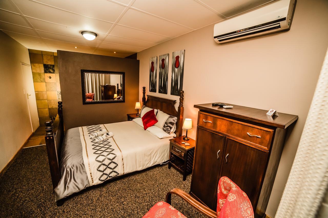 Butlers Crown Hotel Клерксдорп Екстериор снимка